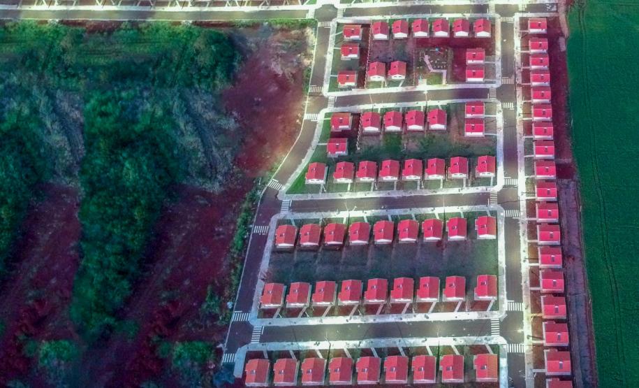 Novas moradias são entregues a 100 famílias de Santa Mariana