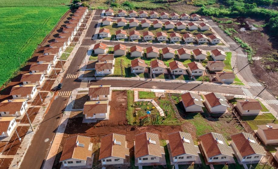 Novas moradias são entregues a 100 famílias de Santa Mariana