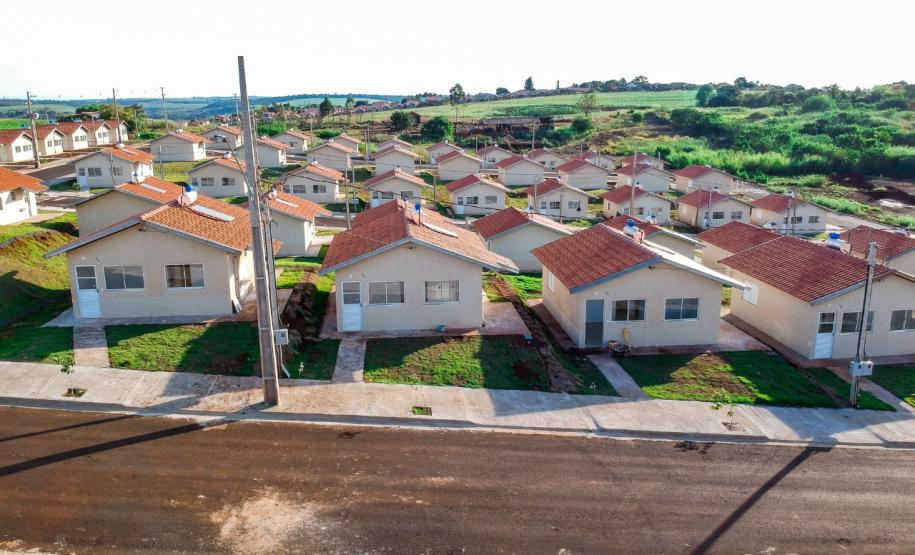 Novas moradias são entregues a 100 famílias de Santa Mariana