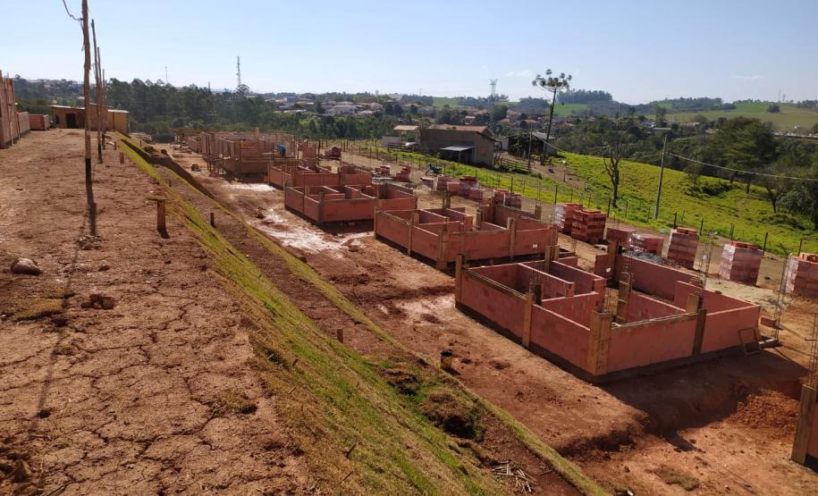 Construção de 47 casas em Figueira chega a 25% de conclusão