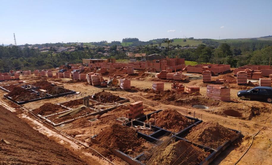 Construção de 47 casas em Figueira chega a 25% de conclusão