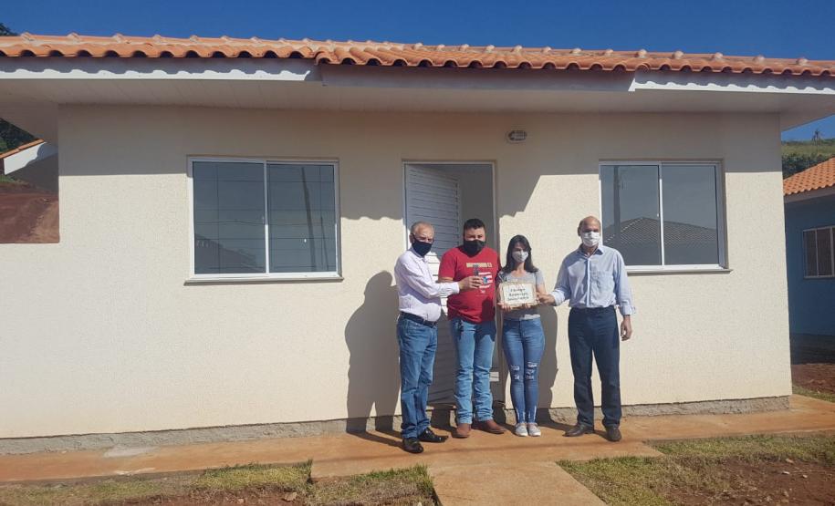 Trinta famílias de Iguatu recebem chaves da casa própria