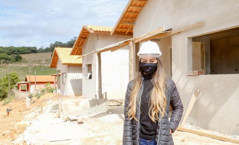 Paula Ono em frente a sua casa em obras