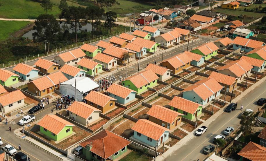 Famílias em vulnerabilidade recebem casas de graça do Estado