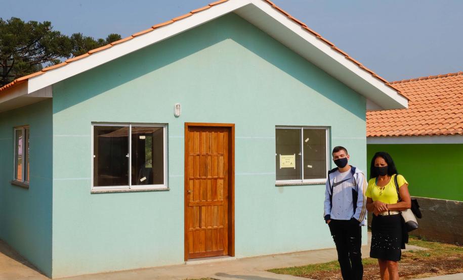 Famílias em vulnerabilidade recebem casas de graça do Estado