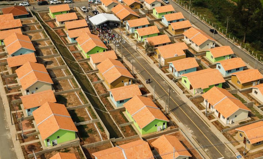 Famílias em vulnerabilidade recebem casas de graça do Estado