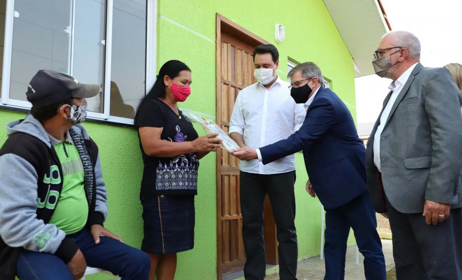 Famílias em vulnerabilidade recebem casas de graça do Estado