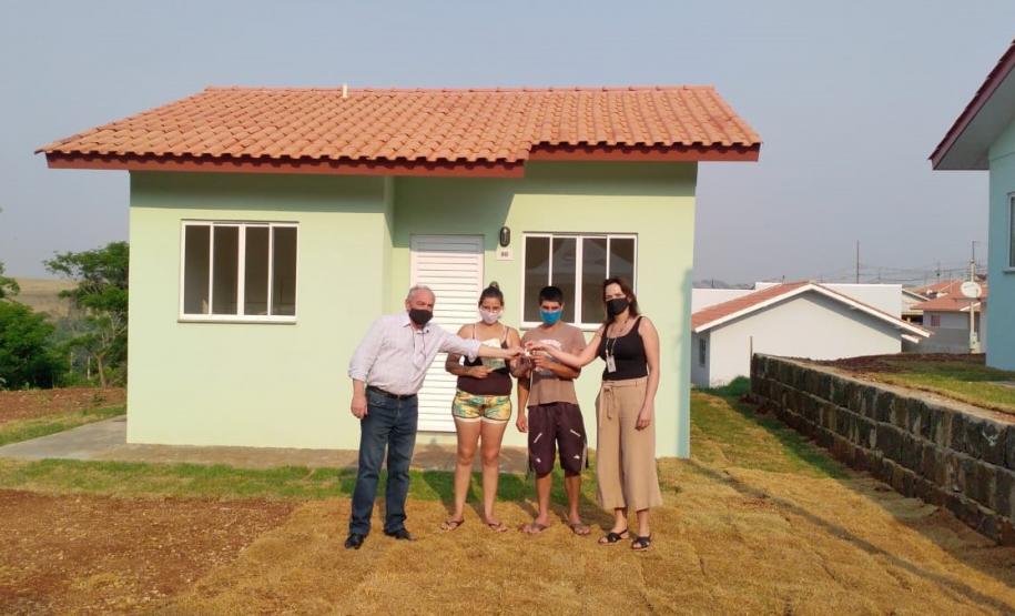 Famílias de Itapejara D’Oeste recebem casas de graça do Estado