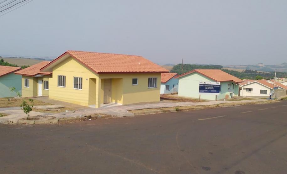 Famílias de Itapejara D’Oeste recebem casas de graça do Estado