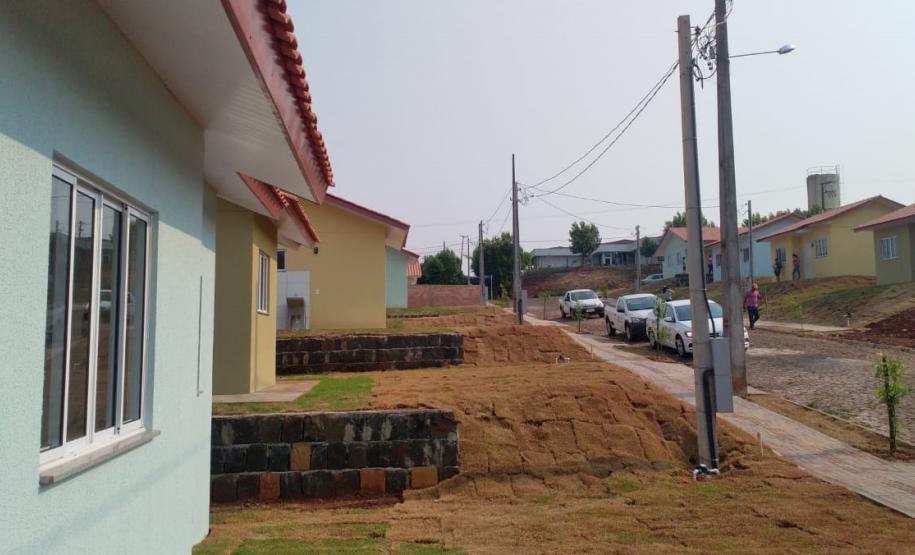 Famílias de Itapejara D’Oeste recebem casas de graça do Estado