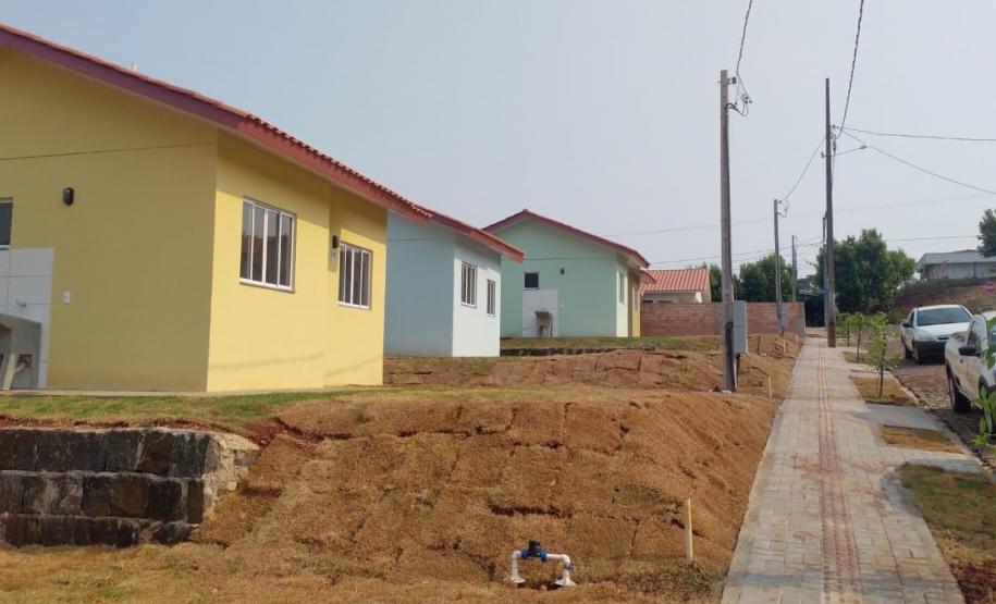 Famílias de Itapejara D’Oeste recebem casas de graça do Estado