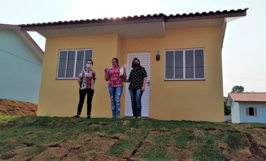 Famílias de Itapejara D’Oeste recebem casas de graça do Estado