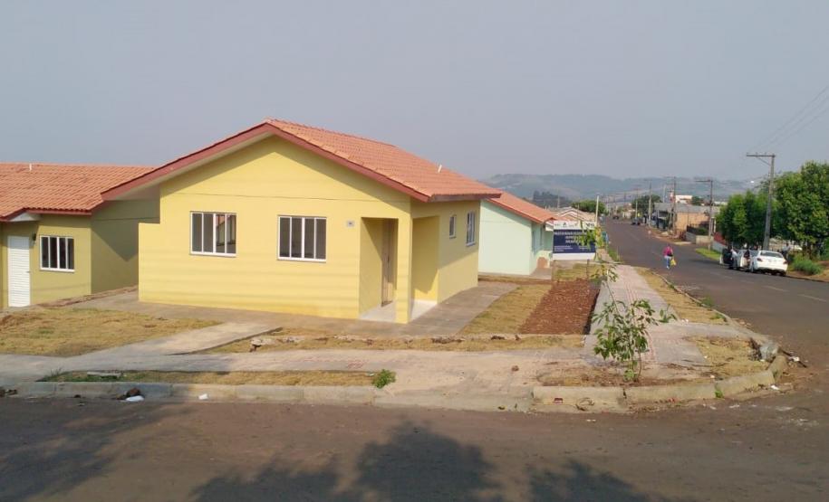 Famílias de Itapejara D’Oeste recebem casas de graça do Estado