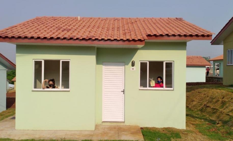 Famílias de Itapejara D’Oeste recebem casas de graça do Estado