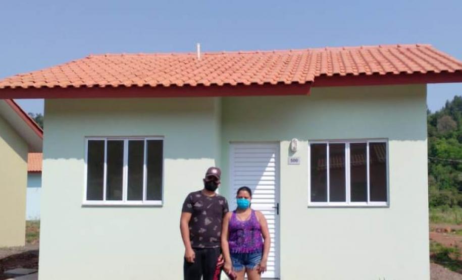 Famílias carentes de Manfrinópolis recebem casas de graça