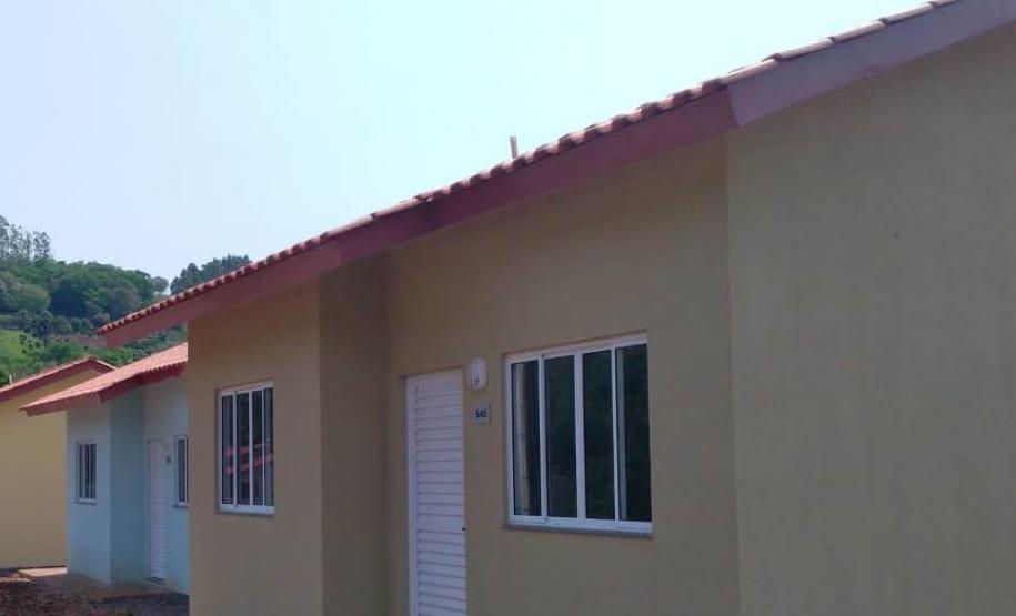 Famílias carentes de Manfrinópolis recebem casas de graça