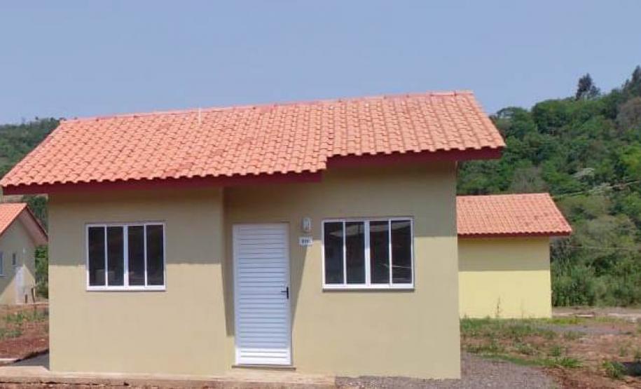 Famílias carentes de Manfrinópolis recebem casas de graça