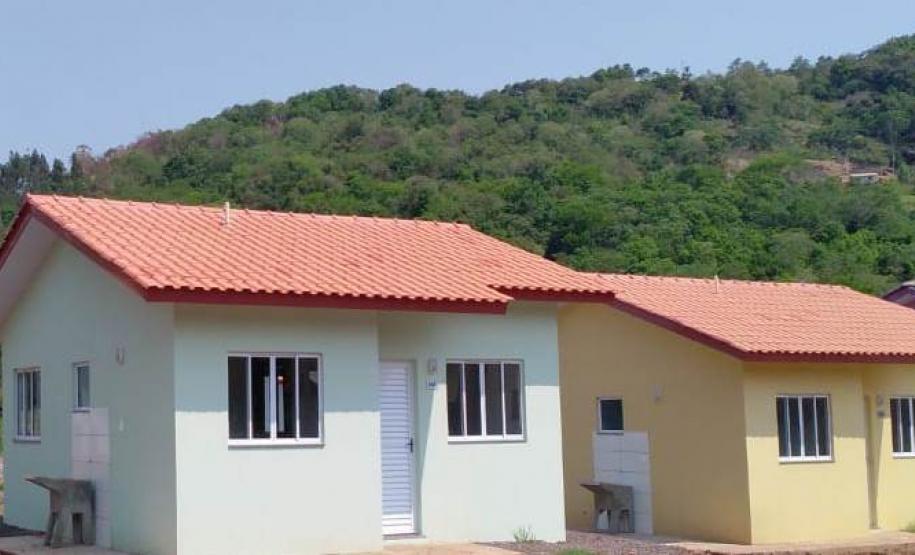 Famílias carentes de Manfrinópolis recebem casas de graça