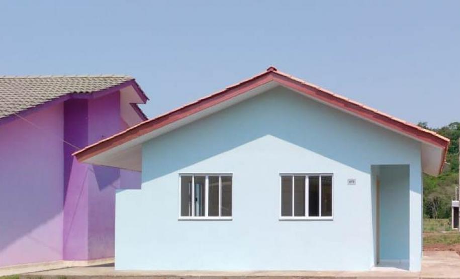 Famílias carentes de Manfrinópolis recebem casas de graça
