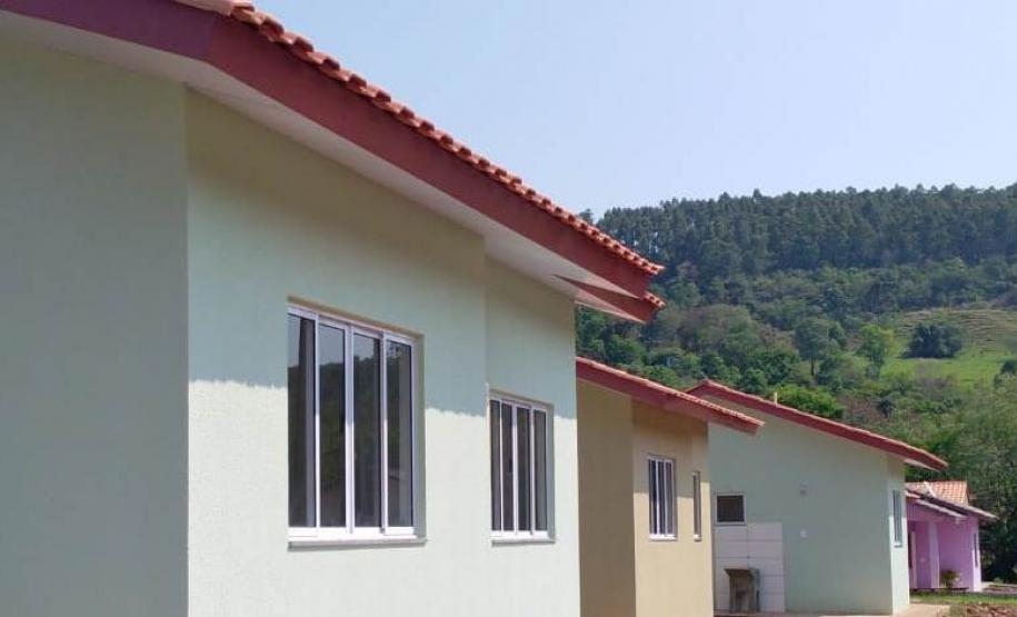 Famílias carentes de Manfrinópolis recebem casas de graça