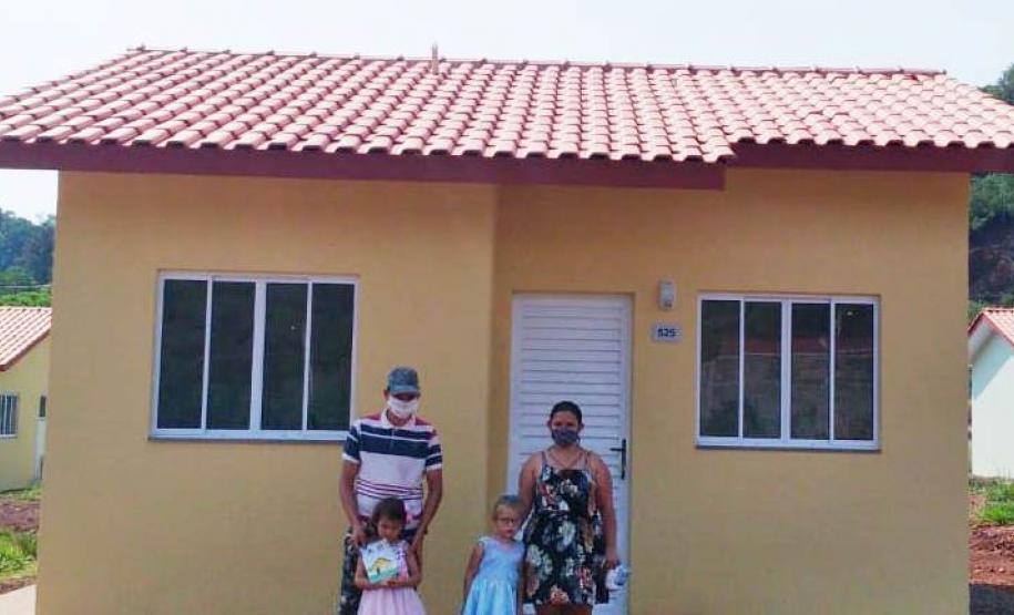 Famílias carentes de Manfrinópolis recebem casas de graça