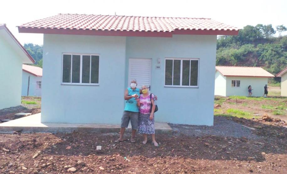 Famílias carentes de Manfrinópolis recebem casas de graça