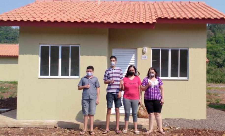 Famílias carentes de Manfrinópolis recebem casas de graça