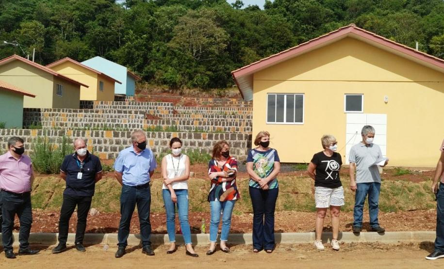 Casas populares são entregues a 21 famílias de Coronel Vivida