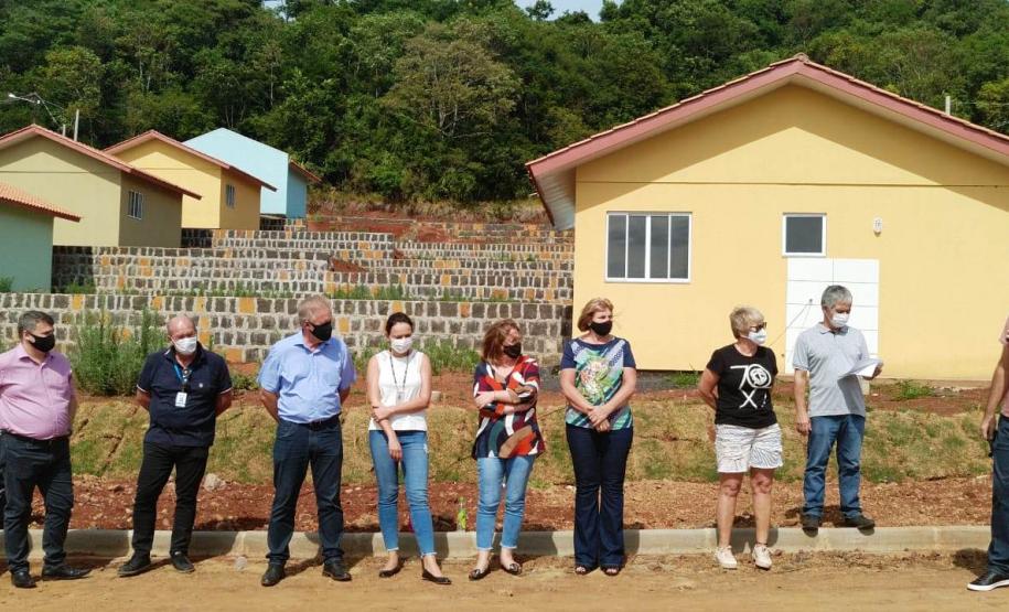 Casas populares são entregues a 21 famílias de Coronel Vivida