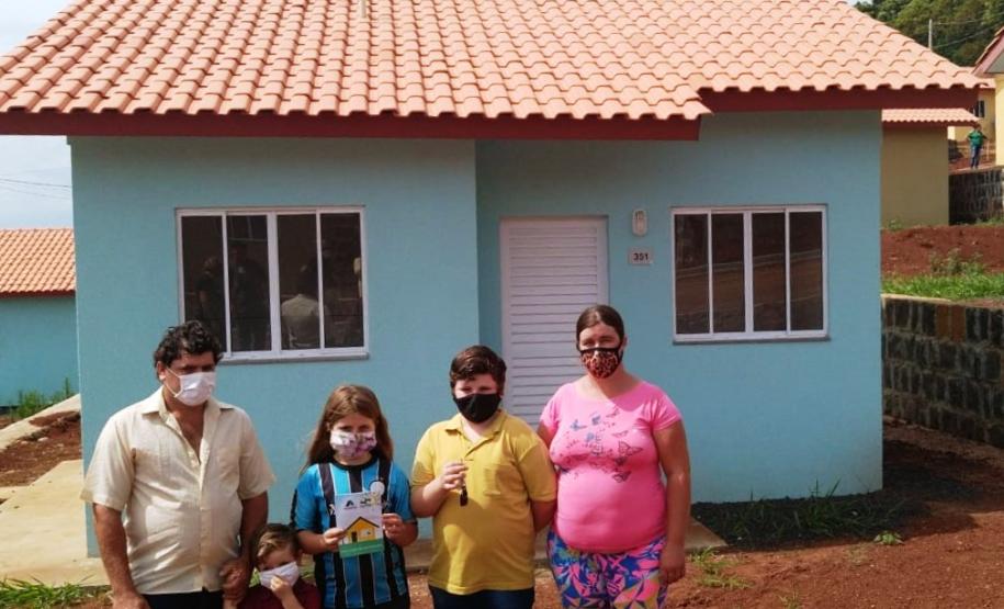 Casas populares são entregues a 21 famílias de Coronel Vivida