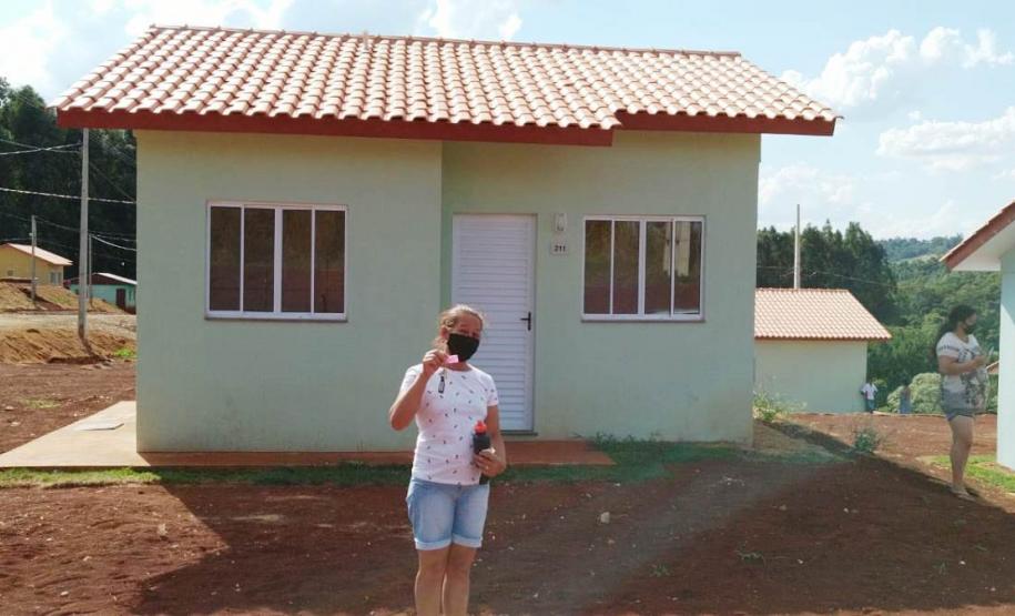 Famílias de Marmeleiro recebem novas moradias de graça