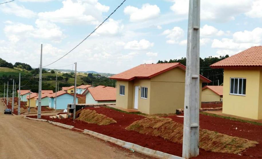 Famílias de Marmeleiro recebem novas moradias de graça