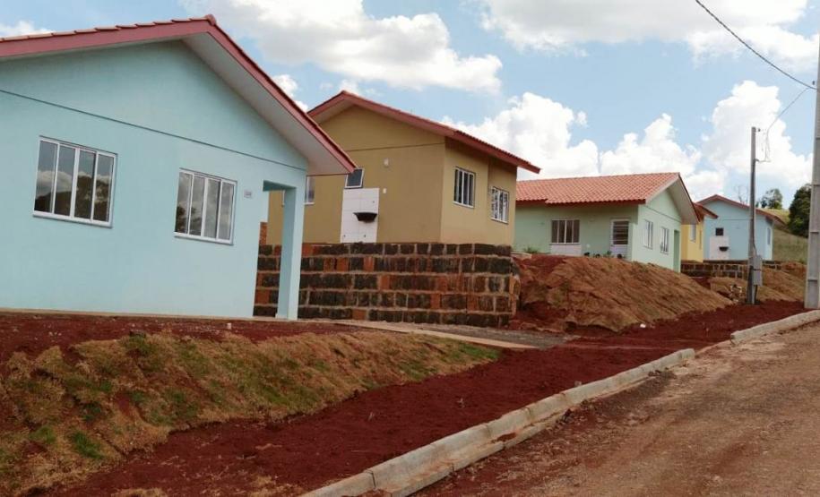Famílias de Marmeleiro recebem novas moradias de graça