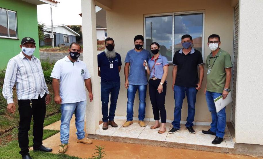 Famílias recebem casa própria em Santa Maria do Oeste