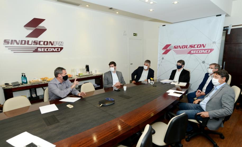 Estado alinha parceria com construtoras para obras de casas populares