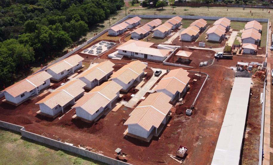 Governador vistoria obras no Condomínio do Idoso de Foz do Iguaçu