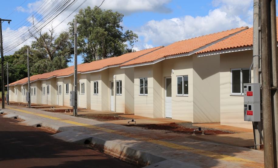 Famílias de Foz do Iguaçu recebem as chaves da casa própria