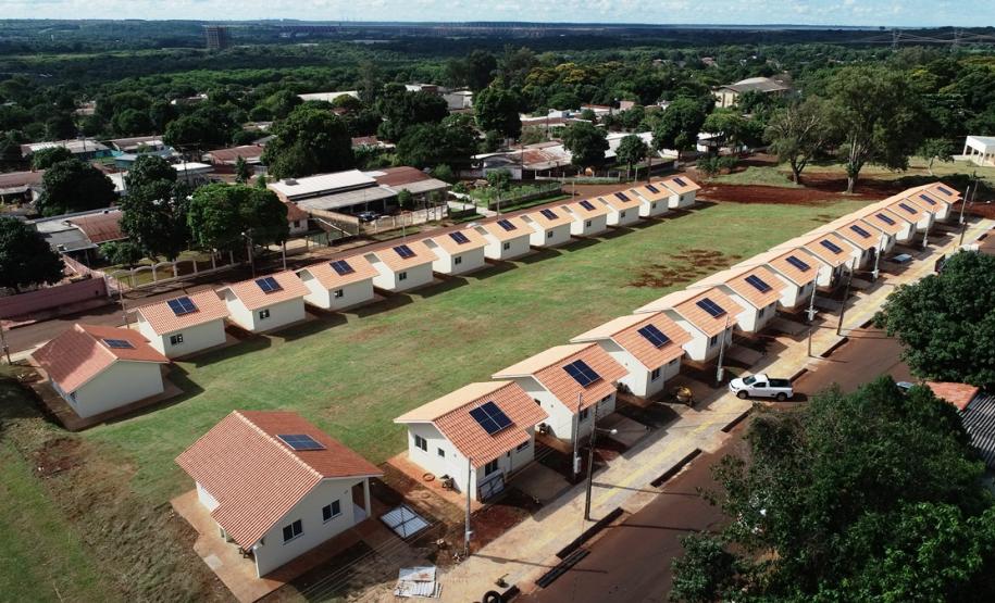 Famílias de Foz do Iguaçu recebem as chaves da casa própria