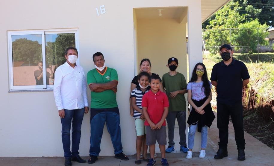 Famílias de Foz do Iguaçu recebem as chaves da casa própria