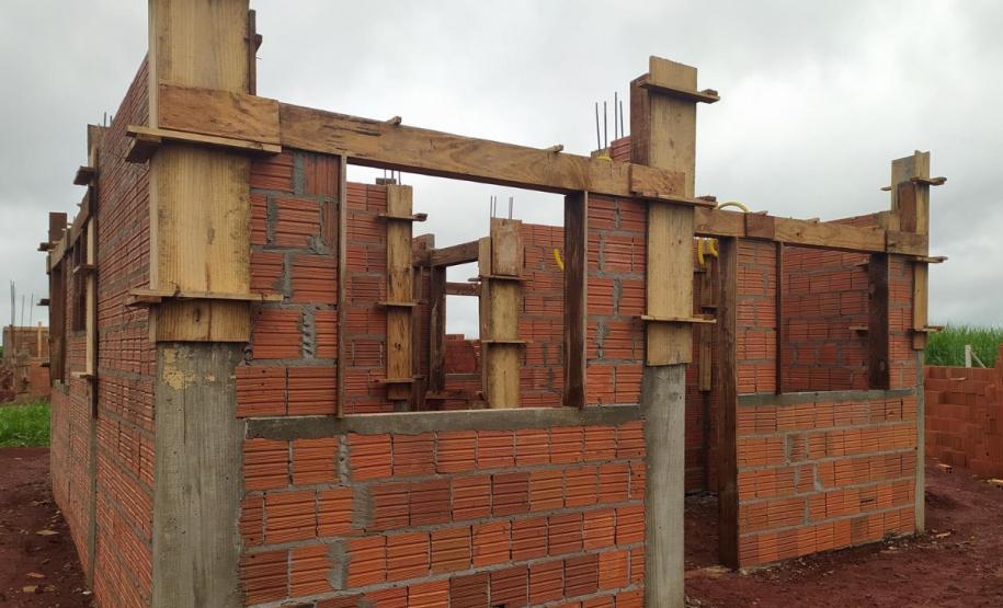 Representantes da Cohapar e da prefeitura de Marumbi se reuniram nesta semana para debater o procedimento de seleção das famílias que vão morar nas 50 casas populares que estão sendo construídas pelo Governo do Estado na cidade. O empreendimento, que está com 20% do cronograma de execução concluído, será destinado a pessoas em situação de vulnerabilidade social, que atualmente pagam aluguel ou moram em condições irregulares no município, na região do Vale do Ivaí.