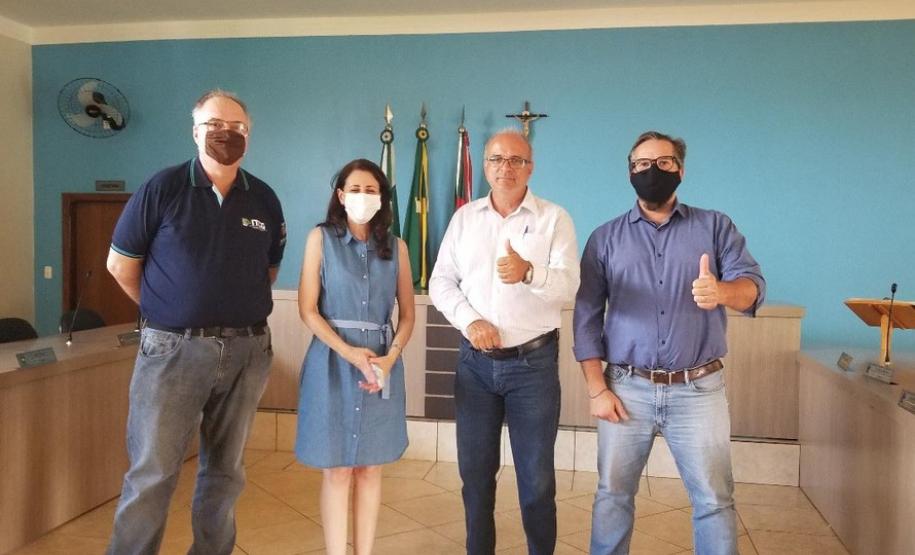 Representantes da Cohapar e da prefeitura de Marumbi se reuniram nesta semana para debater o procedimento de seleção das famílias que vão morar nas 50 casas populares que estão sendo construídas pelo Governo do Estado na cidade. O empreendimento, que está com 20% do cronograma de execução concluído, será destinado a pessoas em situação de vulnerabilidade social, que atualmente pagam aluguel ou moram em condições irregulares no município, na região do Vale do Ivaí.