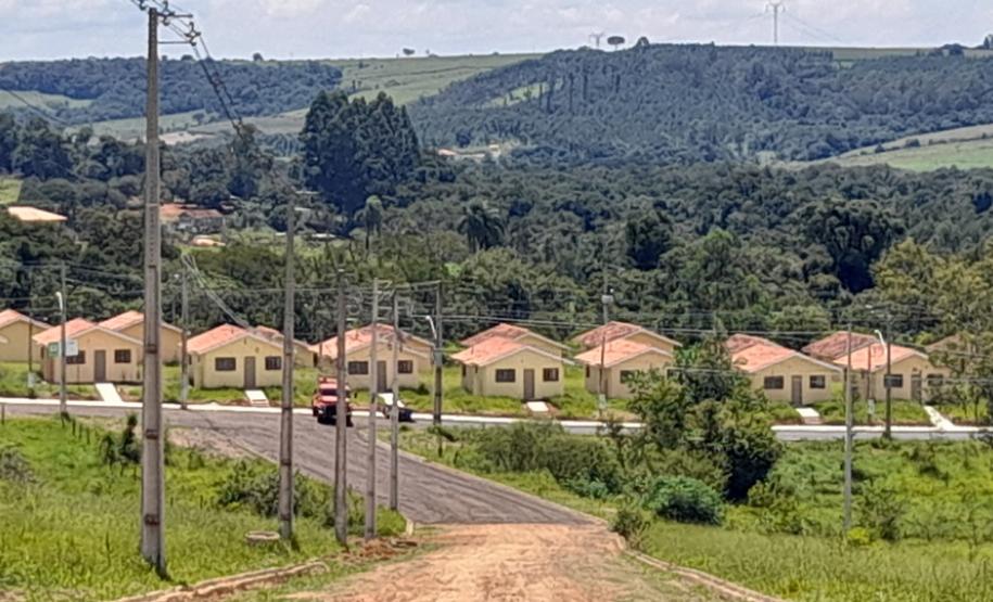 Famílias que viviam em áreas de risco em Sengés recebem casa própria