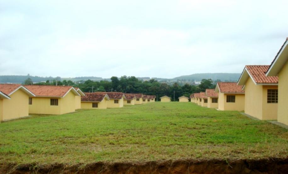 Famílias que viviam em áreas de risco em Sengés recebem casa própria