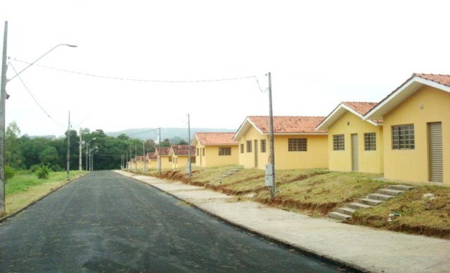 Famílias que viviam em áreas de risco em Sengés recebem casa própria