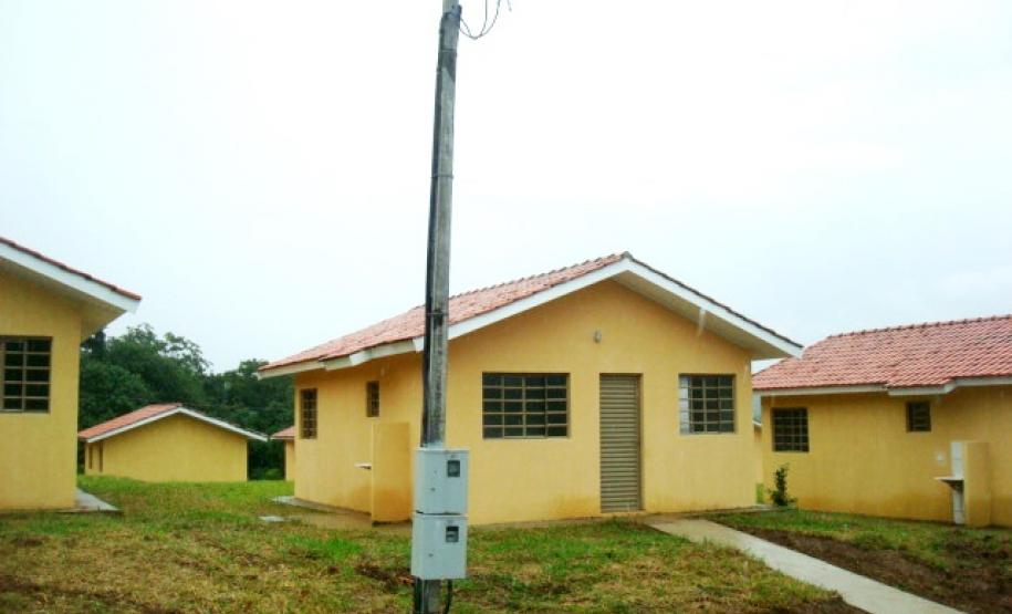 Famílias que viviam em áreas de risco em Sengés recebem casa própria