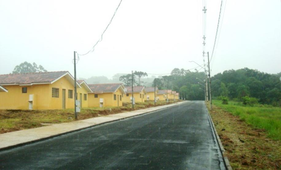 Famílias que viviam em áreas de risco em Sengés recebem casa própria