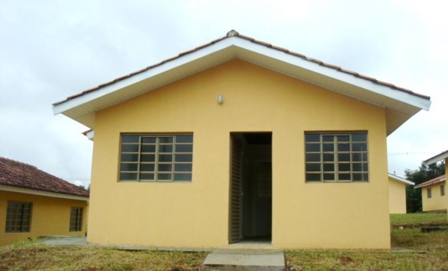 Famílias que viviam em áreas de risco em Sengés recebem casa própria