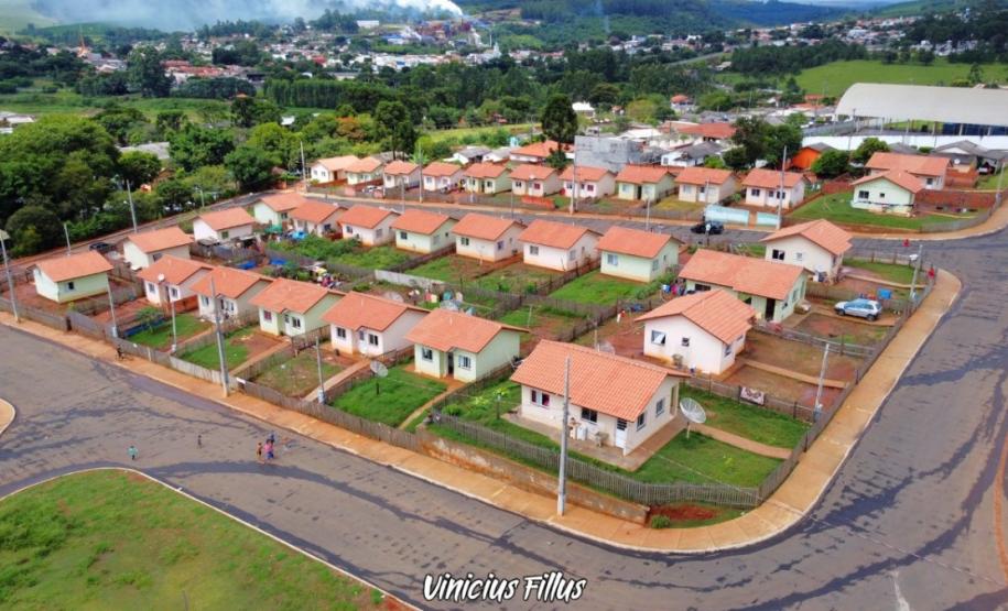 Famílias que viviam em áreas de risco em Sengés recebem casa própria