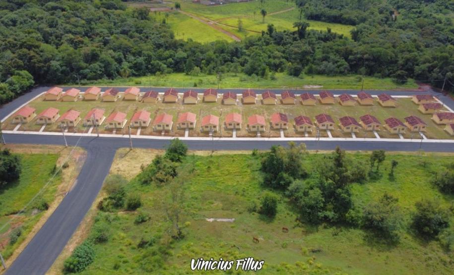 Famílias que viviam em áreas de risco em Sengés recebem casa própria