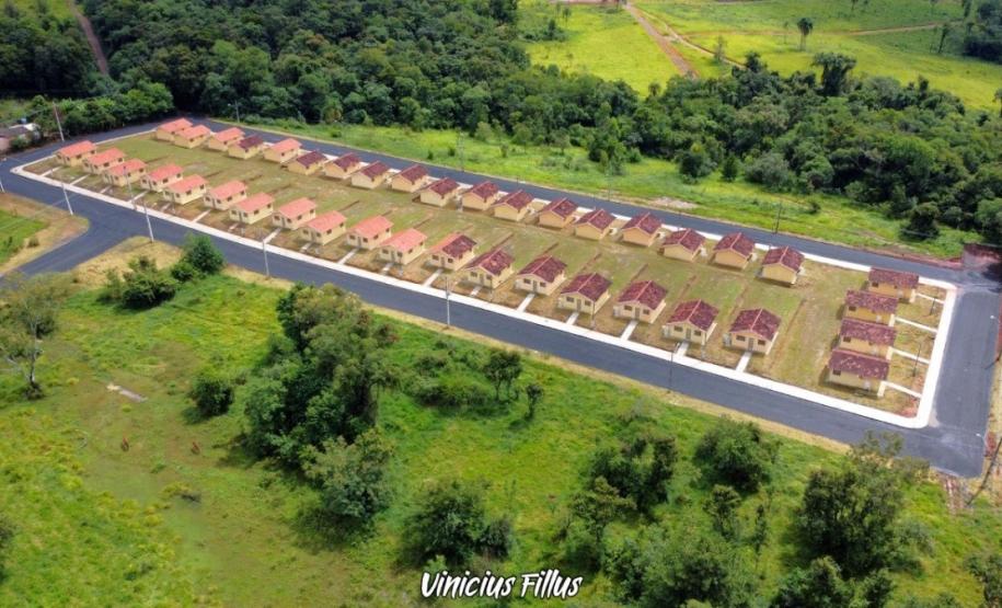 Famílias que viviam em áreas de risco em Sengés recebem casa própria